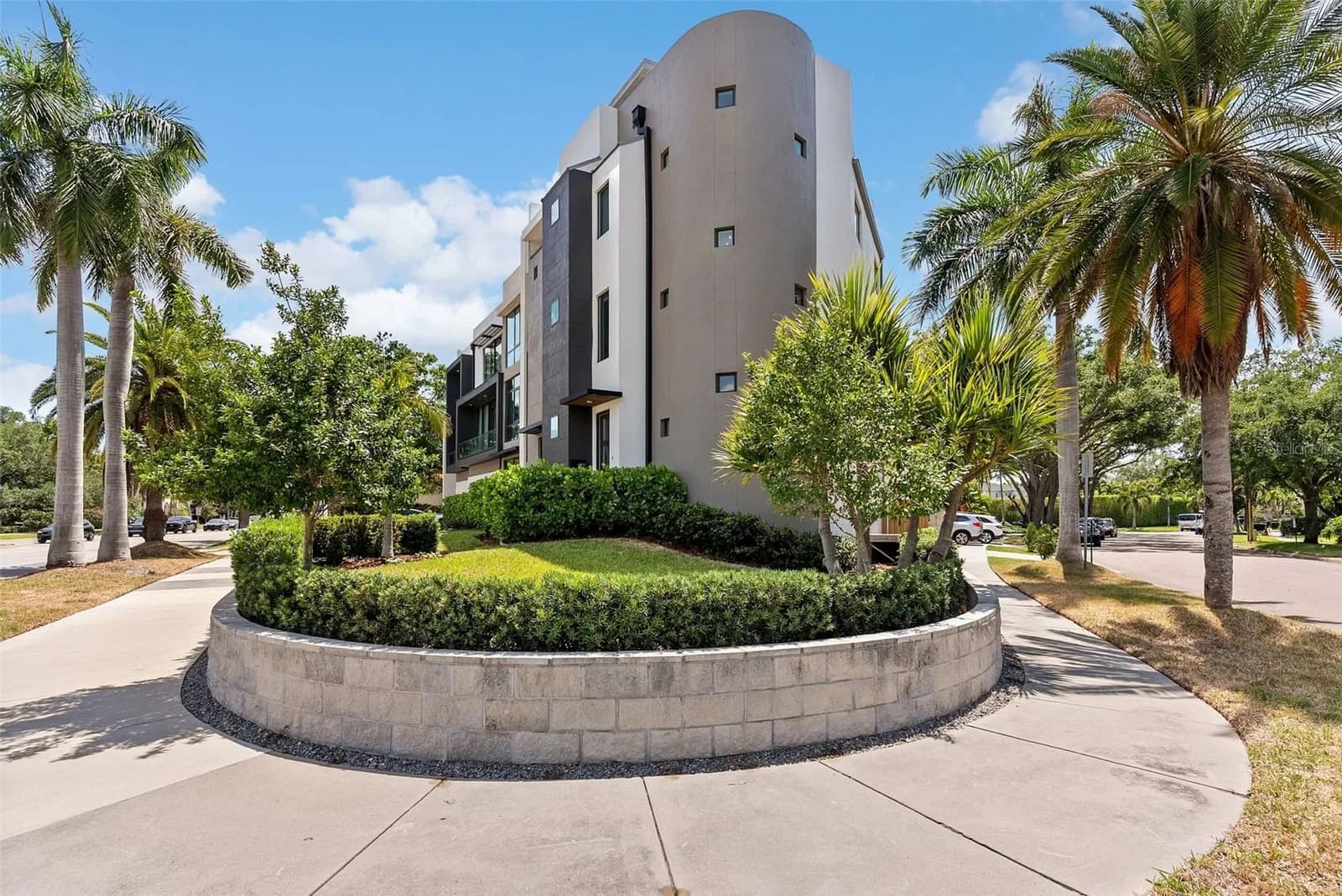 92 DAVIS Boulevard