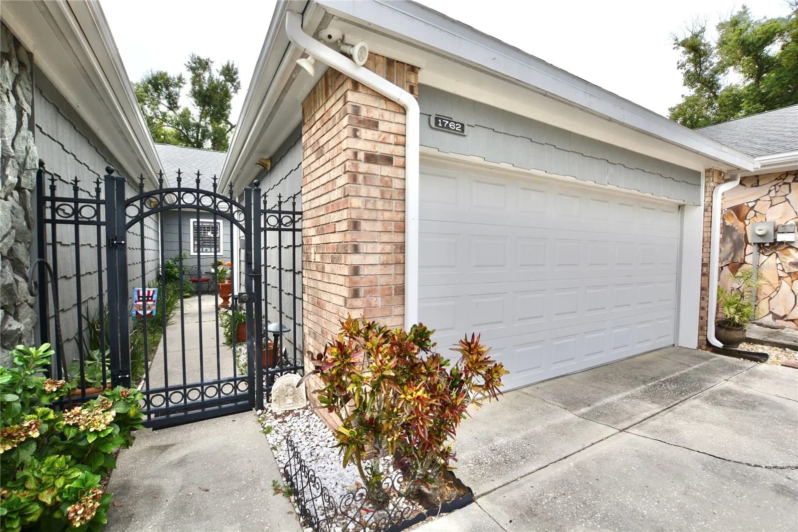 1762 CASTLE ROCK Road