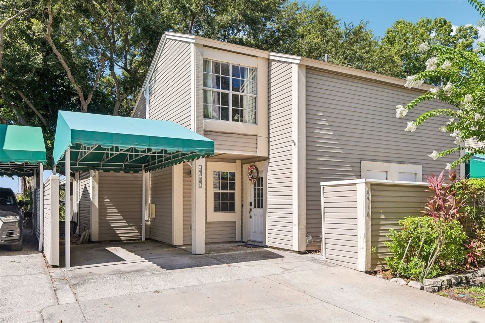 6910 LAKE PLACE