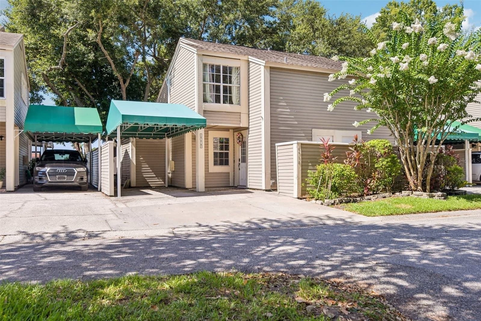 6910 LAKE PLACE